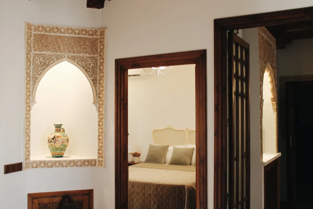 Arco de yesería mudéjar junto al dormitorio en Hacienda Pagovillano, Guadamur, Toledo