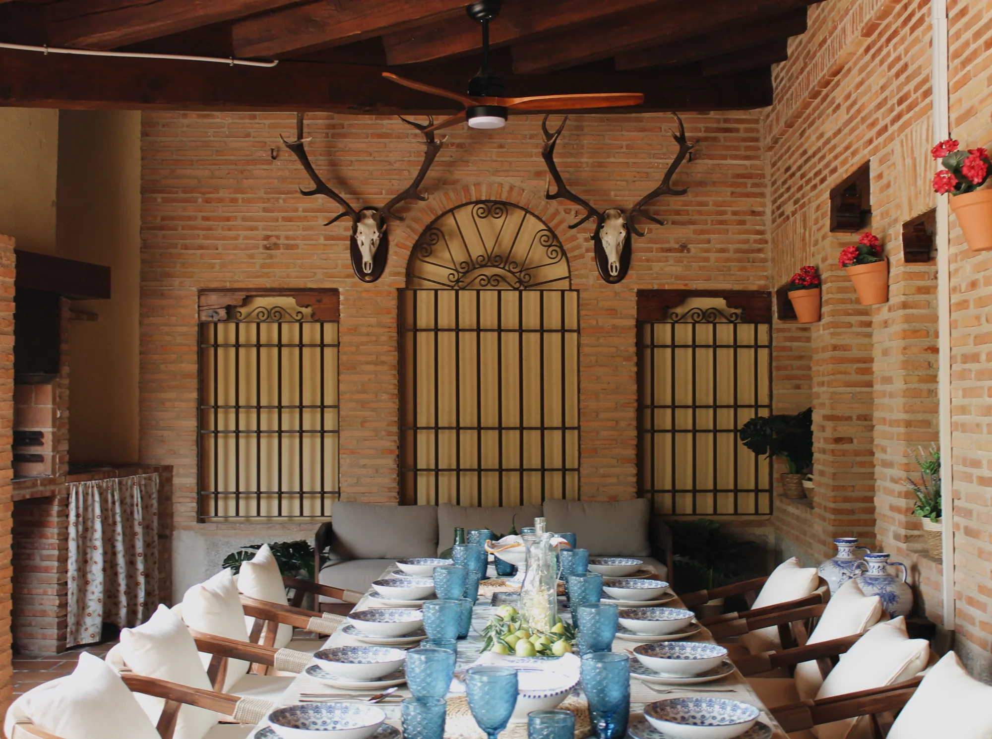 Comedor en el porche con mesa larga para grupos en Hacienda Pagovillano, Guadamur, Toledo