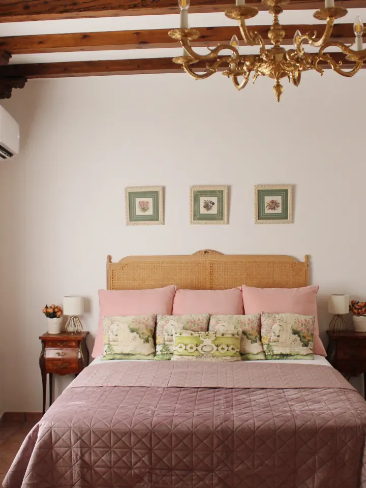 Dormitorio con cama de matrimonio y vigas de madera en Hacienda Pagovillano, casa rural en Guadamur, Toledo