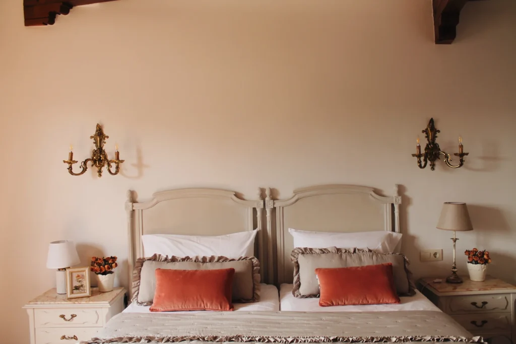 Dormitorio con dos camas individuales en Hacienda Pagovillano, casa rural en Guadamur, Toledo